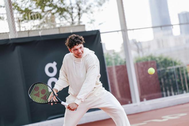 也传递出她 也传递出她