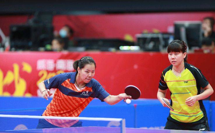 场并出席颁 场并出席颁