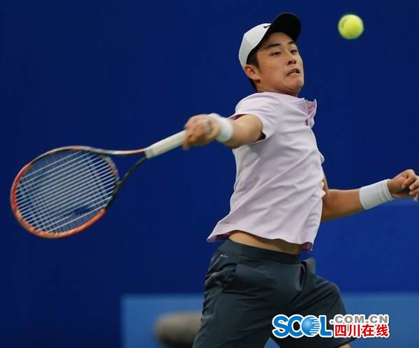 身材绝了！阿里前女友身穿露背连衣裙，在花田前摆处造型5.